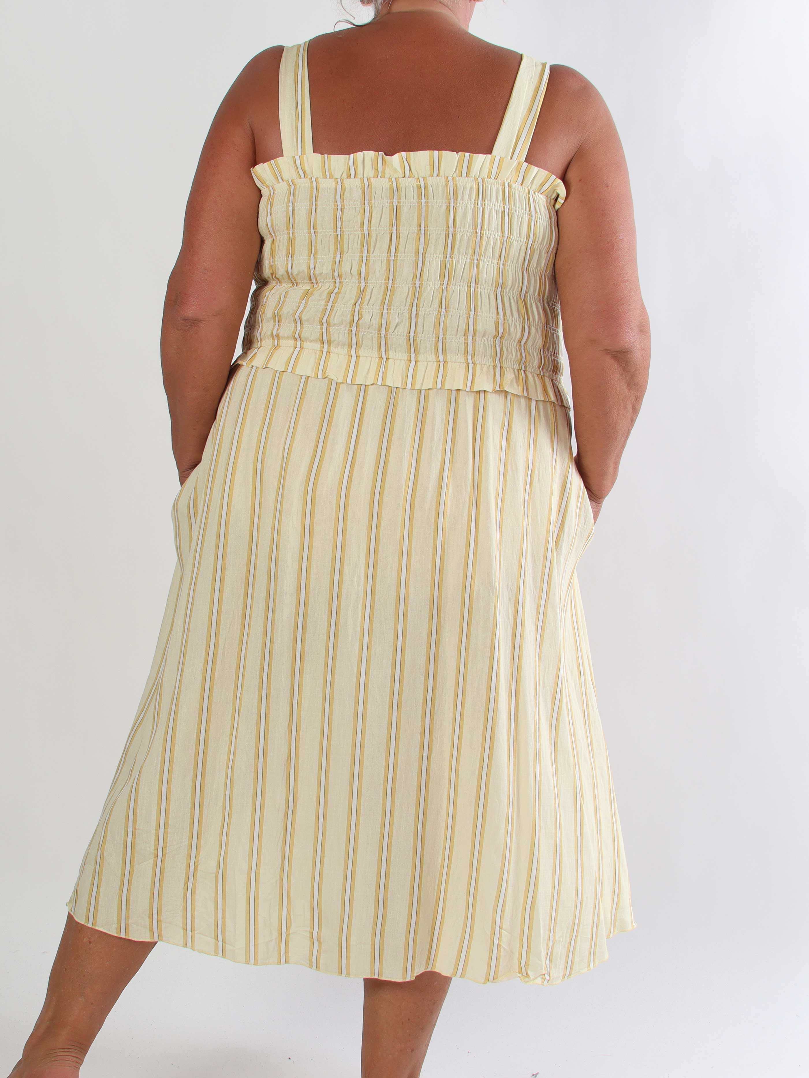 Marisol Stripe - Stribet plus size sommerkjole i viskose med smock henover brystet